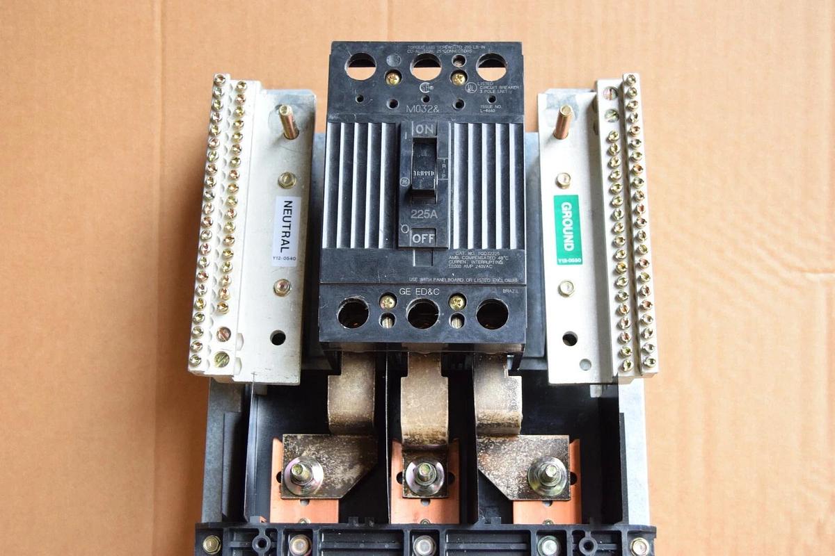 Used General Electric GE A Series 225A Panelboard Interior AQL3422ATX AXB4M9 3ph 4w