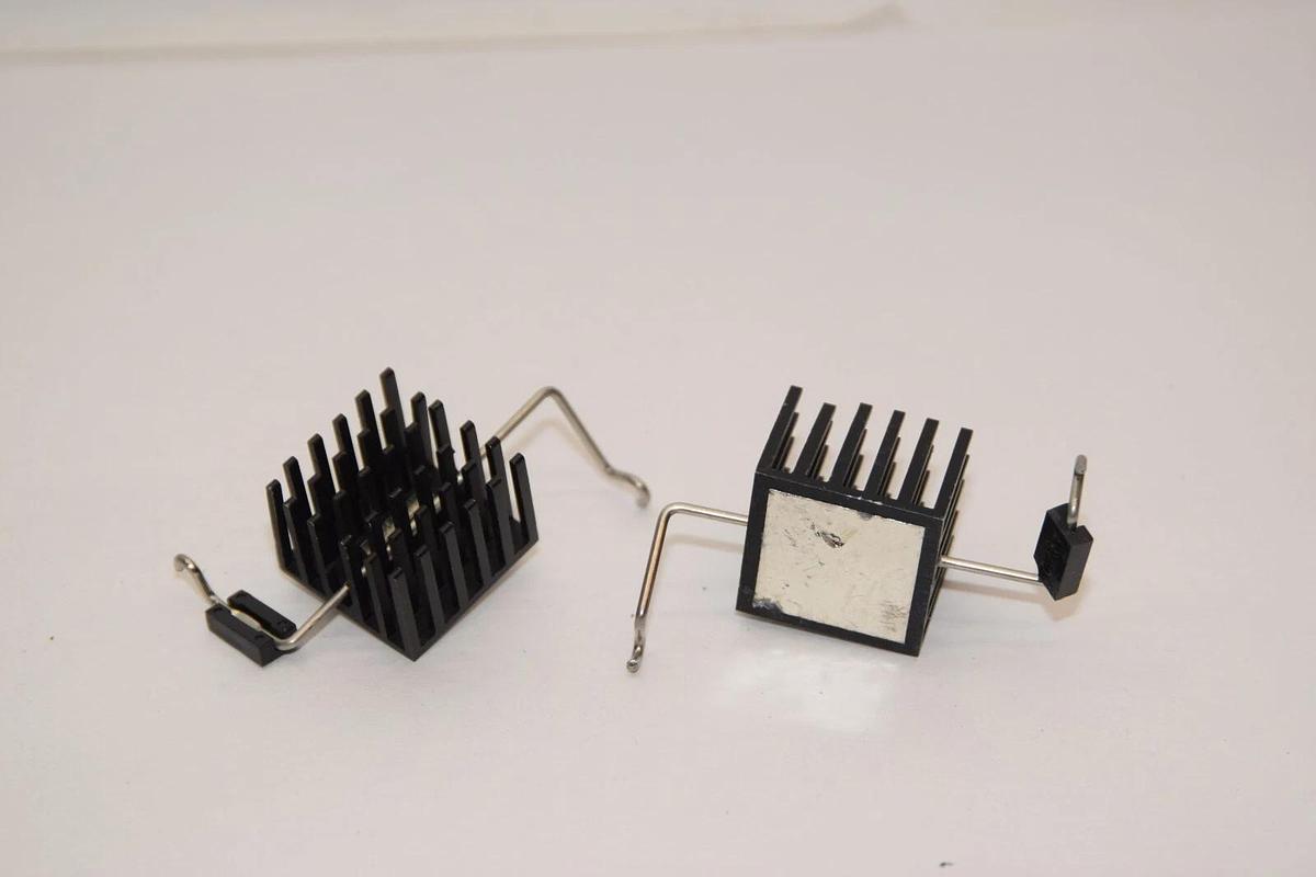 (NEW - Lot of 39) AAVID THERMALLOY 374124B60023G PCB Mount Heat Sink