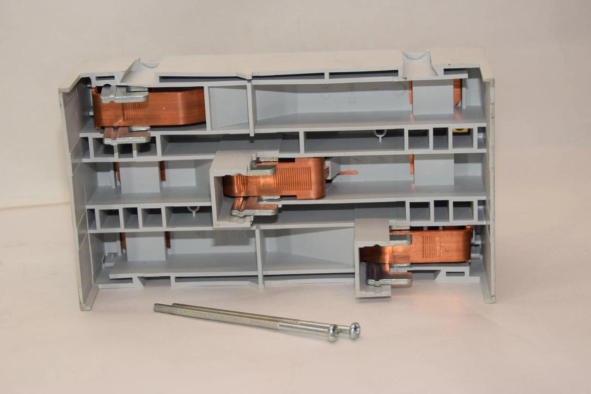 Used Siemens Busbar Adapter for Breaker 8US1213-4AQ03 8US12134AQ03 690v 600vac