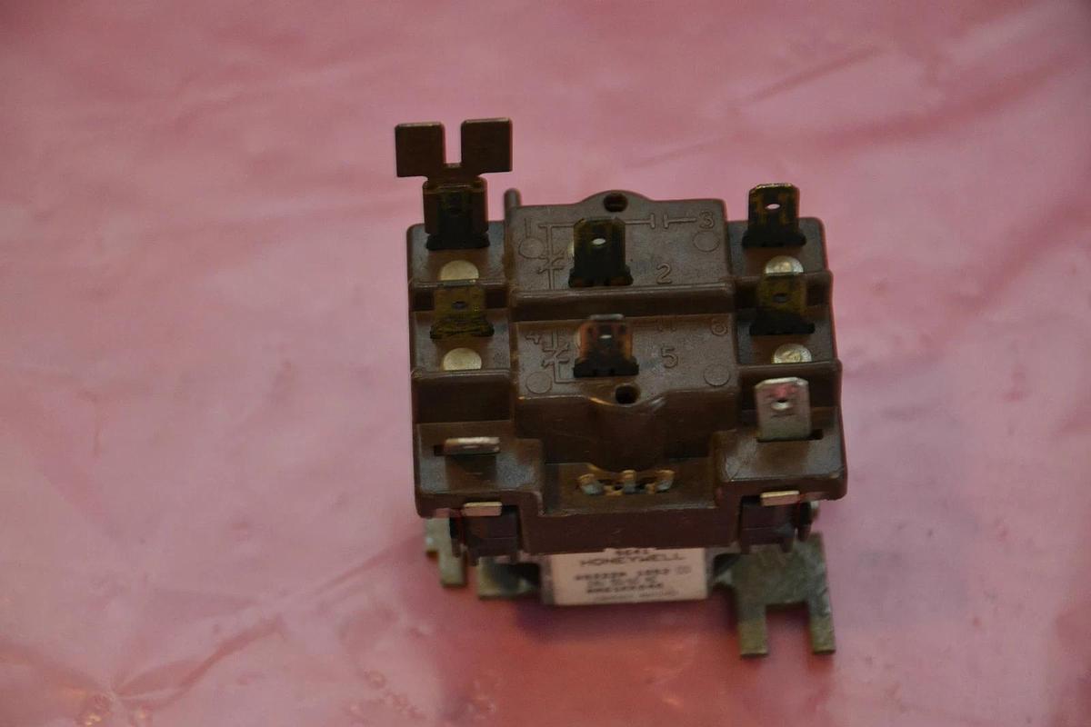 Used HONEYWELL CONTACTOR R8222N 1052 R8222N1052 R8222N-1052 24V 24 V