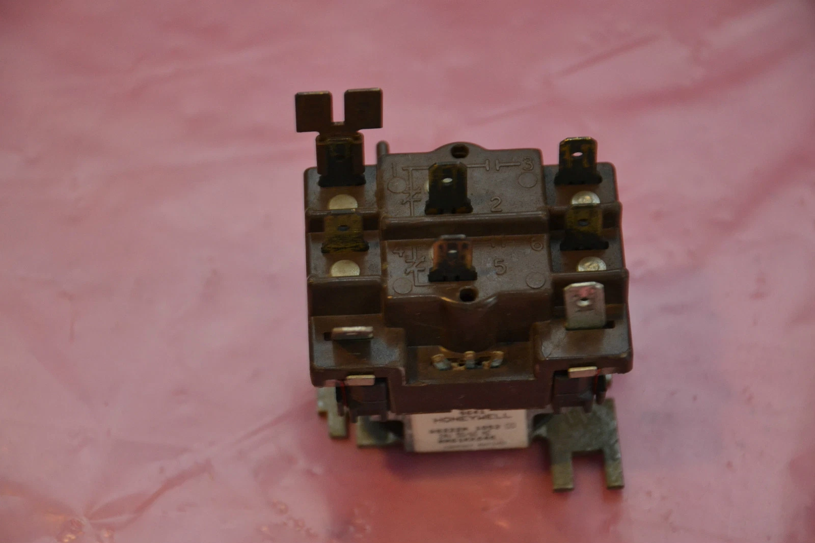 Used HONEYWELL CONTACTOR R8222N 1052 R8222N1052 R8222N-1052 24V 24 V