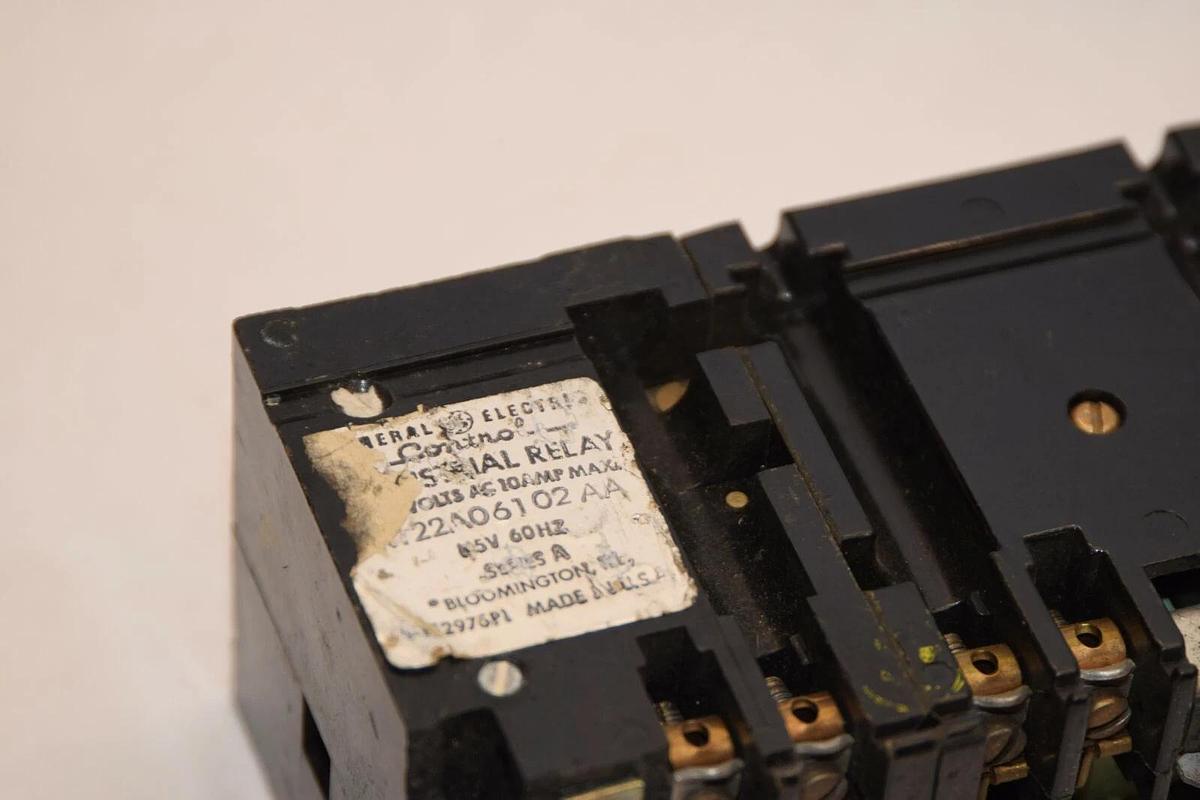 Used GENERAL ELECTRIC GE Relay CR122A06102AA 115V 60Hz Series A Industrial Relay