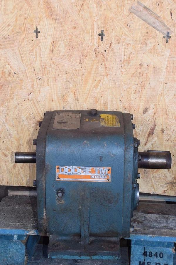 Used DODGE TM DR300 INLINE GEAR REDUCER 25.6:1 RATIO 7.42 HP T10309 XL