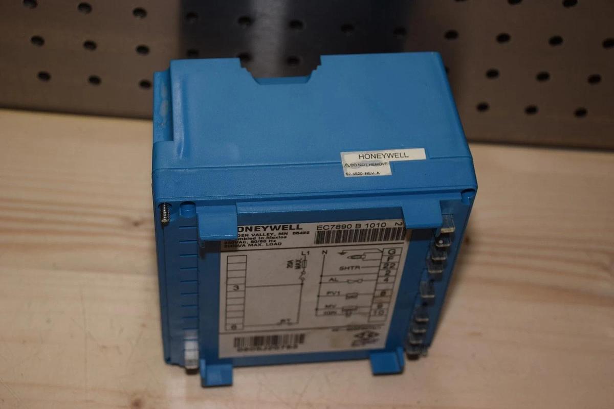 Used HONEYWELL EC7890-B-1010 230VAC 50/60Hz BURNER CONTROLLER