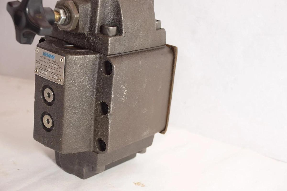 VICKERS EATON XCG 10 16 30 XCG101630 REDUCING VALVE  1000 PSI *NOS*