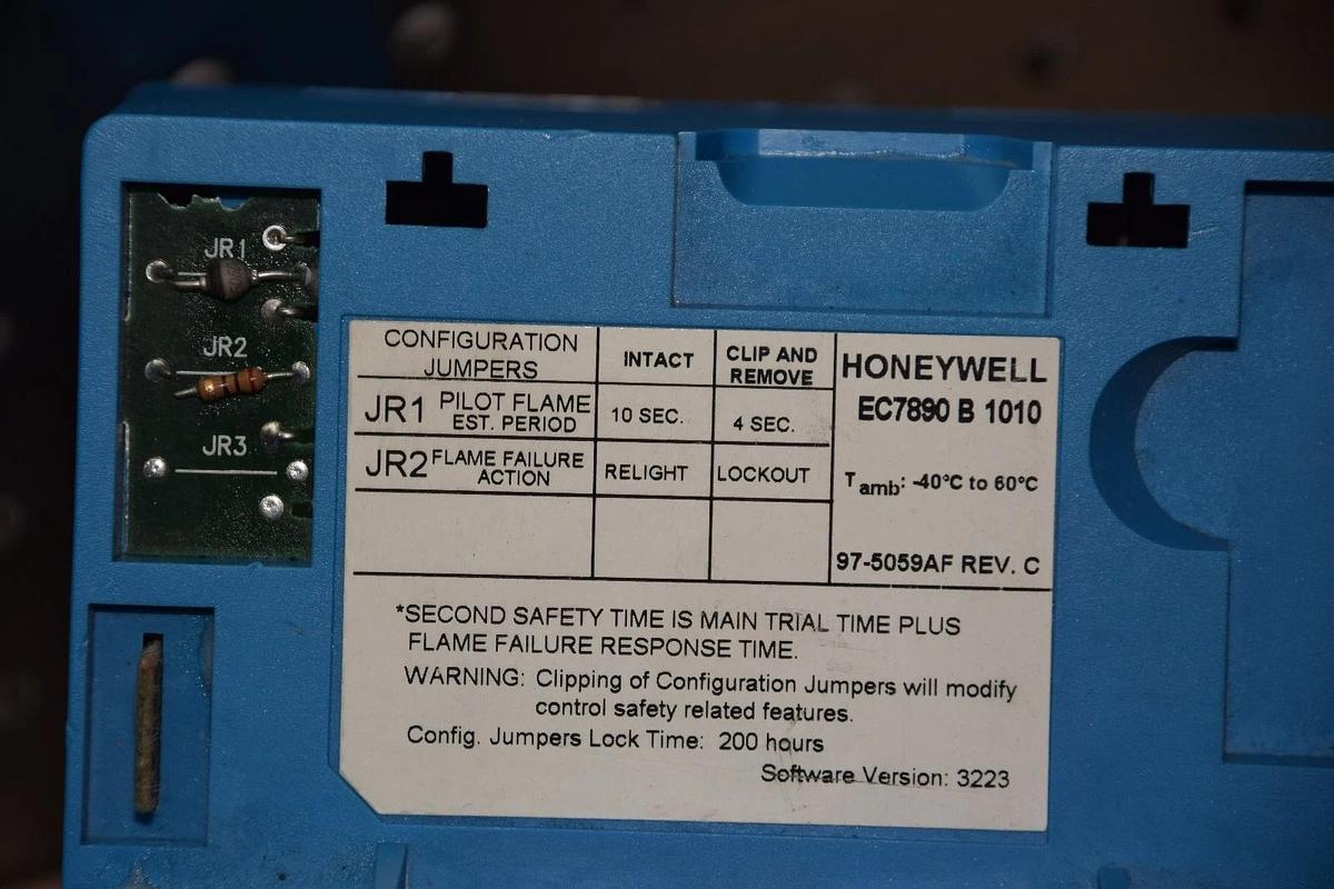 Used HONEYWELL EC7890-B-1010 230VAC 50/60Hz BURNER CONTROLLER