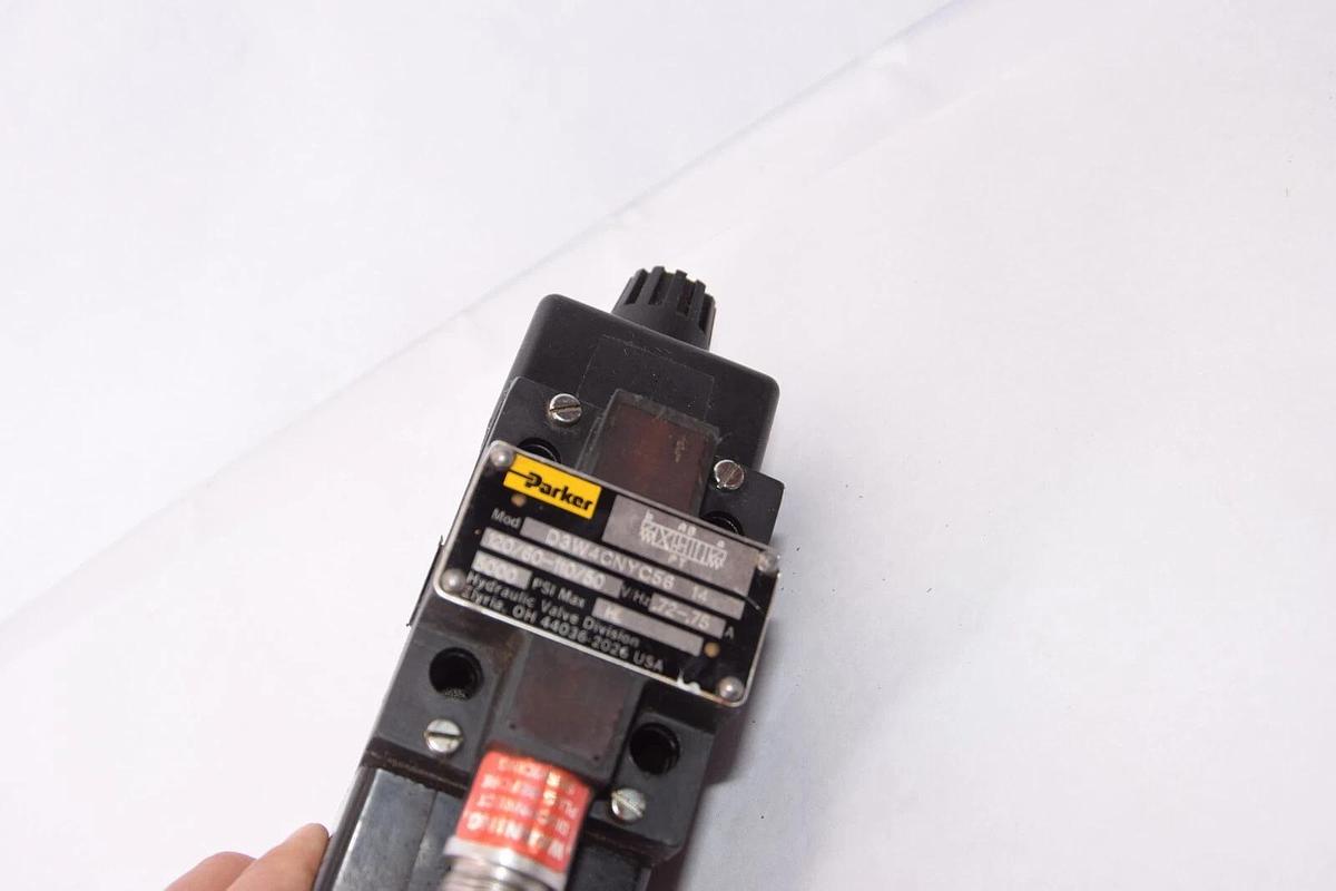 PARKER D3W4CNYC56 -14 110/120v 5000psi Directional Control Valve (NEW)