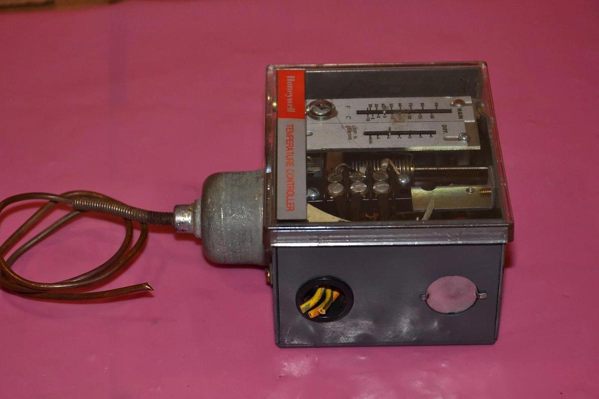 Used HONEYWELL TEMPERATURE CONTROLLER HH23AG034