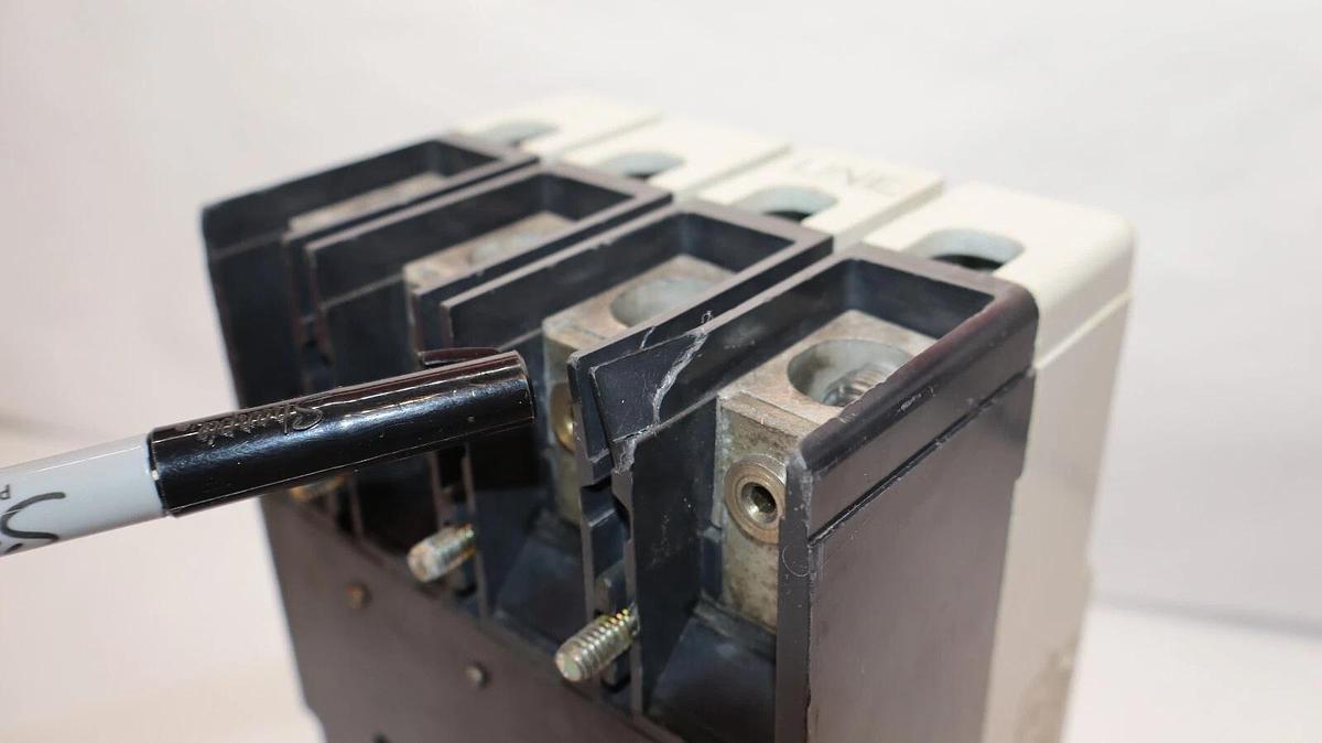 Used Westinghouse Cutler Hammer Circuit Breaker 250a JD35k JD4250F 4p 600v 225a trip