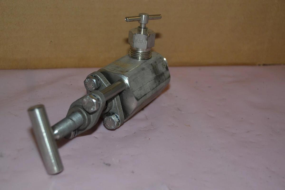 Used RICHARDS INDUSTRIES H0251U313A411 STAINLESS STEEL HEX VALVE DIVISION