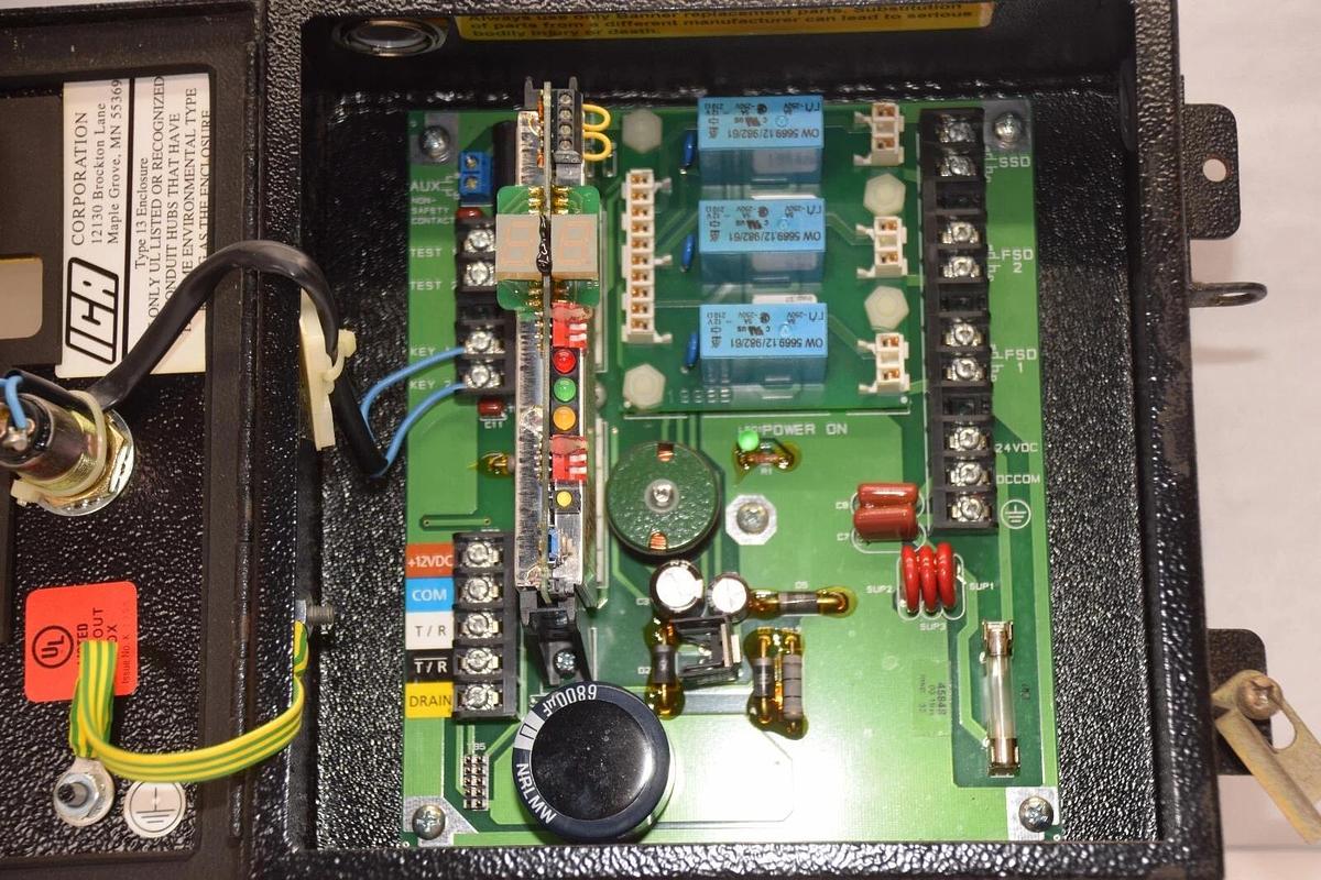 Used BANNER USCT-2T2 Micro-Screen Control Box *No Key*