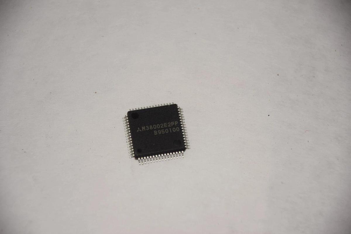 MOTOROLA M38002E2FP B950100 8 BIT MICRO-CONTROLLER  NEW