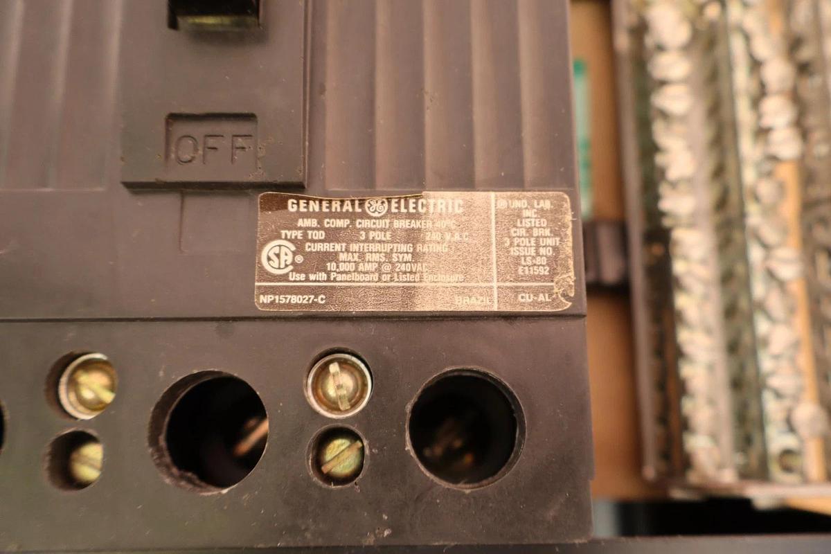 Used General Electric GE 225Amp 3Ph Main Lug Panelboard Back Plate Panel Interior