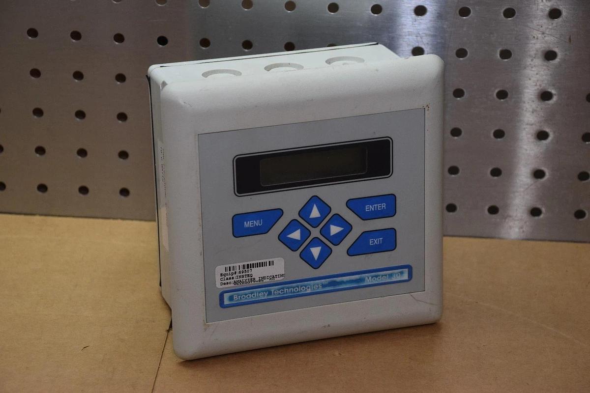 Used ROSEMOUNT ANALYTICAL 1055-01-10-25-32 105501102532 10W MONITOR