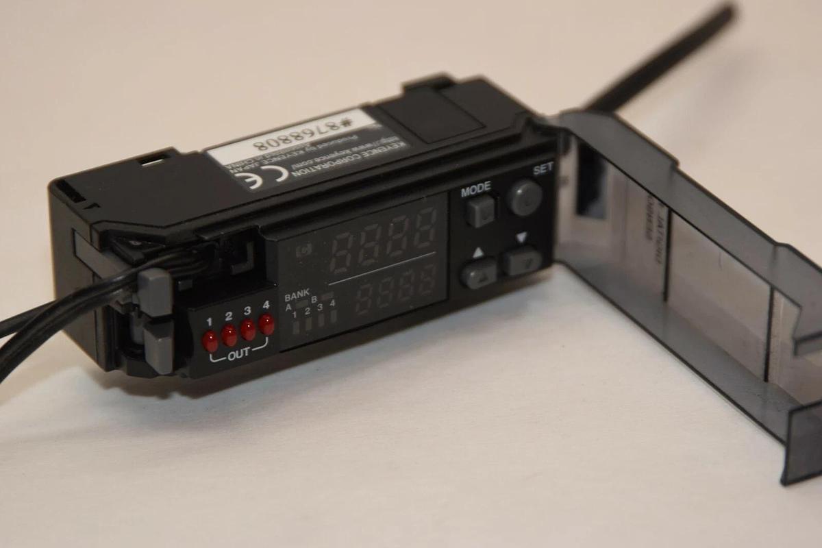 Used KEYENCE CORPORATION CZ-V22A CZV22A Fiber Optic Digital RGB Sensor