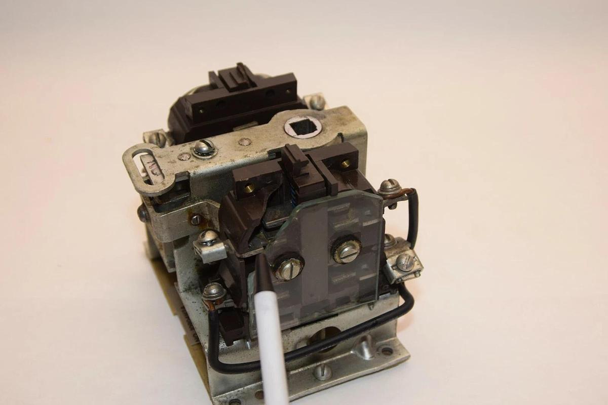 Used CUTLER HAMMER 10904H2A 600V 30A Coil Starter