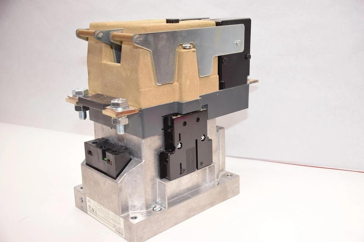 Used SIEMENS 3TC5217-0A , 3TC52170A 2P Contactor With 24V Coil