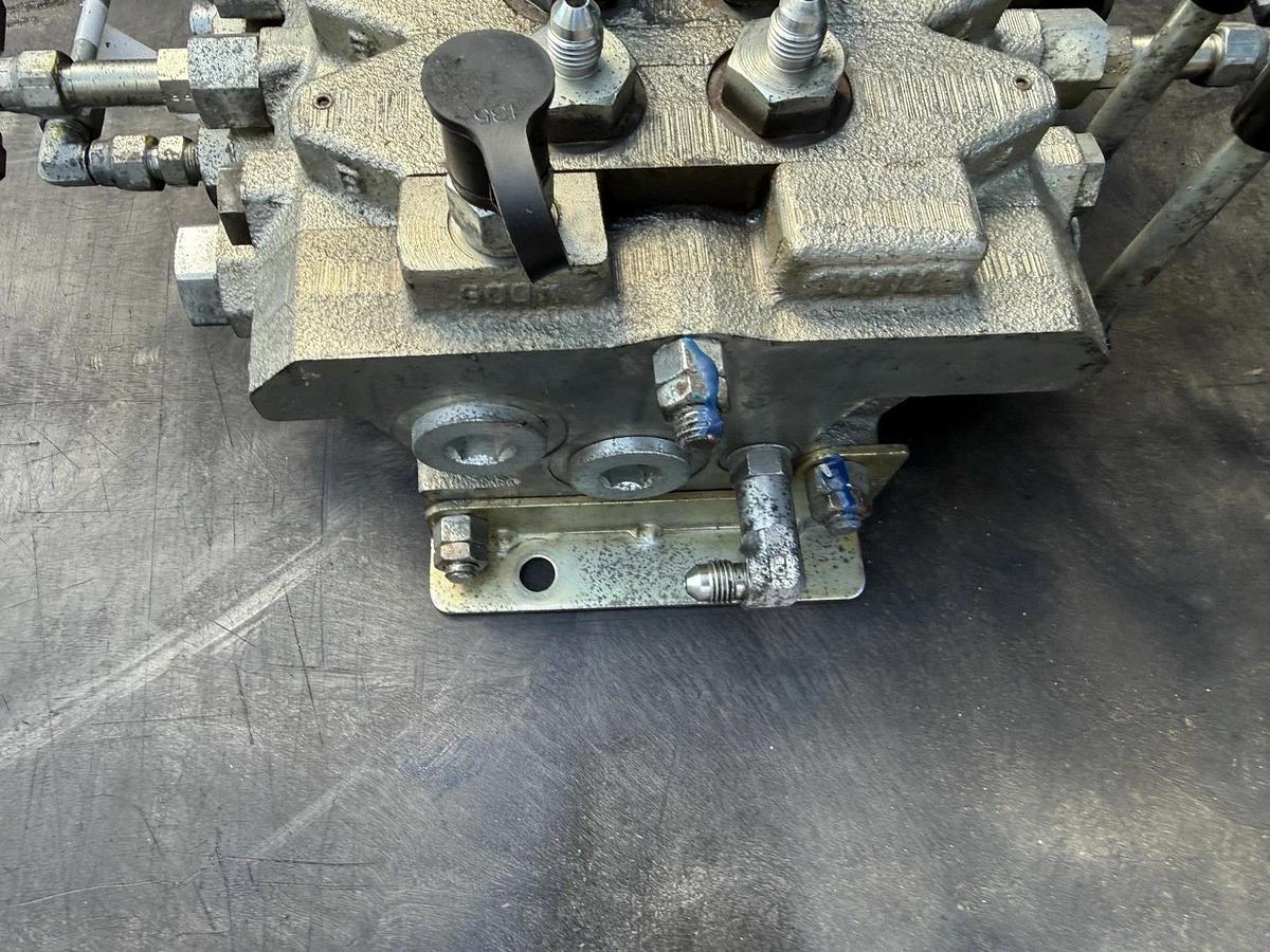 Used Altec 990292145, DB5195.800 Hydraulic Valve Block 7 spool Valve