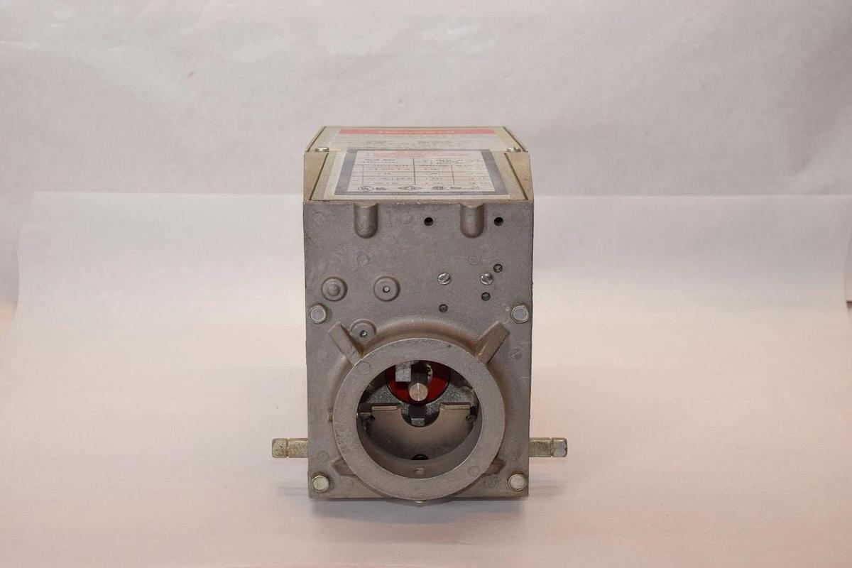 (NEW) HONEYWELL V4055A 1098 , V5055 / V5097 110/120V Fluid Power Gas Valve