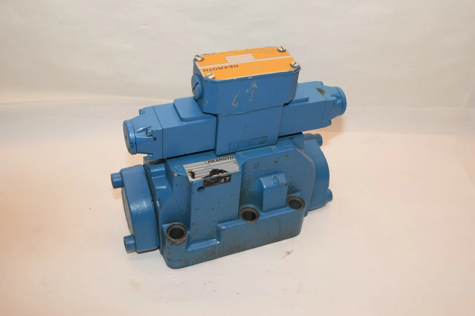 Used Rexroth Valve 4WEH22U60/6AW120-60N 9TDAV 4WE6J51/AW120-60N9DAV Valve Stack
