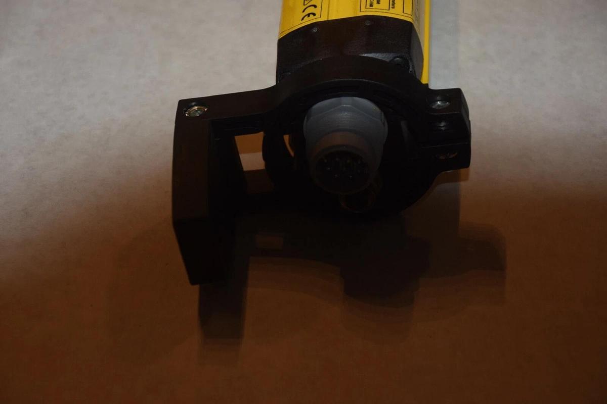 Used SICK M40E-034023RB0 M4000 ADVANCED RECEIVER BEAM SAFETY DEVICE