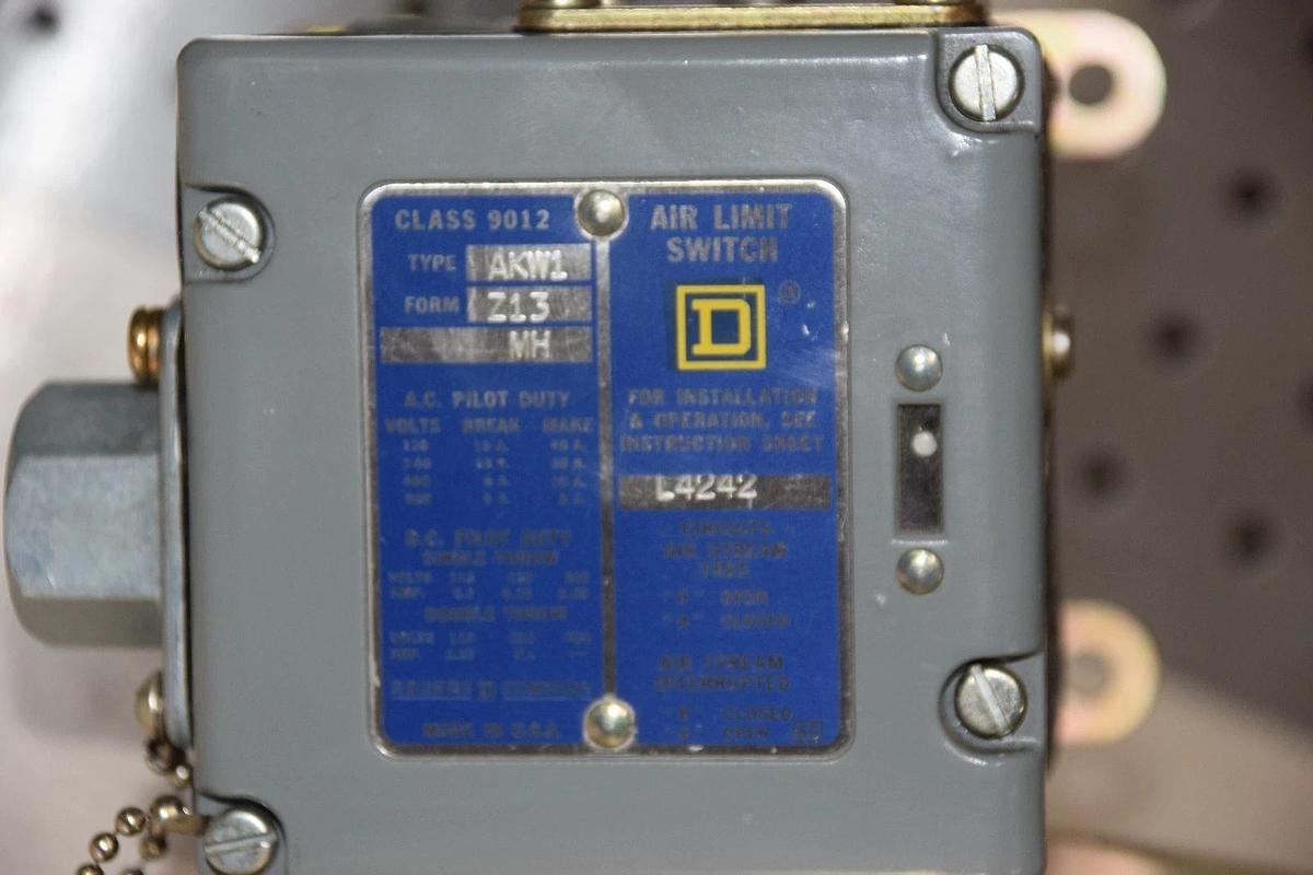 SQUARE D L4242 TYPE AKW FORM Z13 AIR LIMIT SWITCH NEW