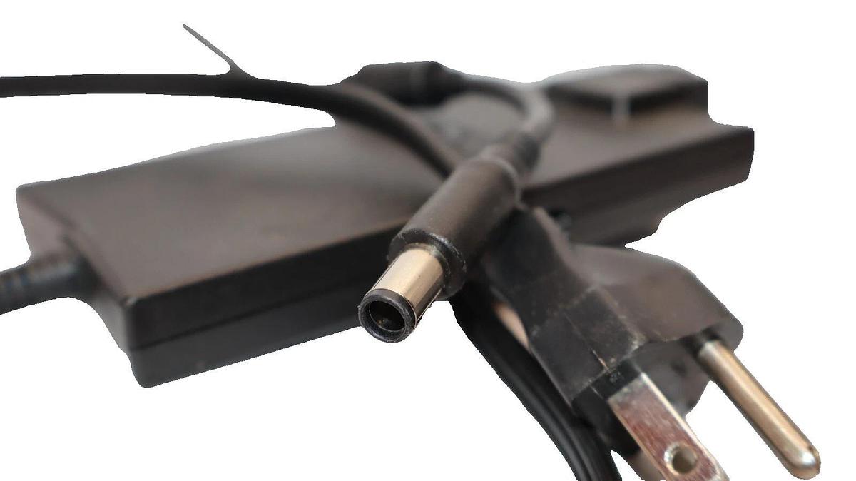 Used DELL LA90PE1-01 100-240V 1.5A , 90W AC Adapter