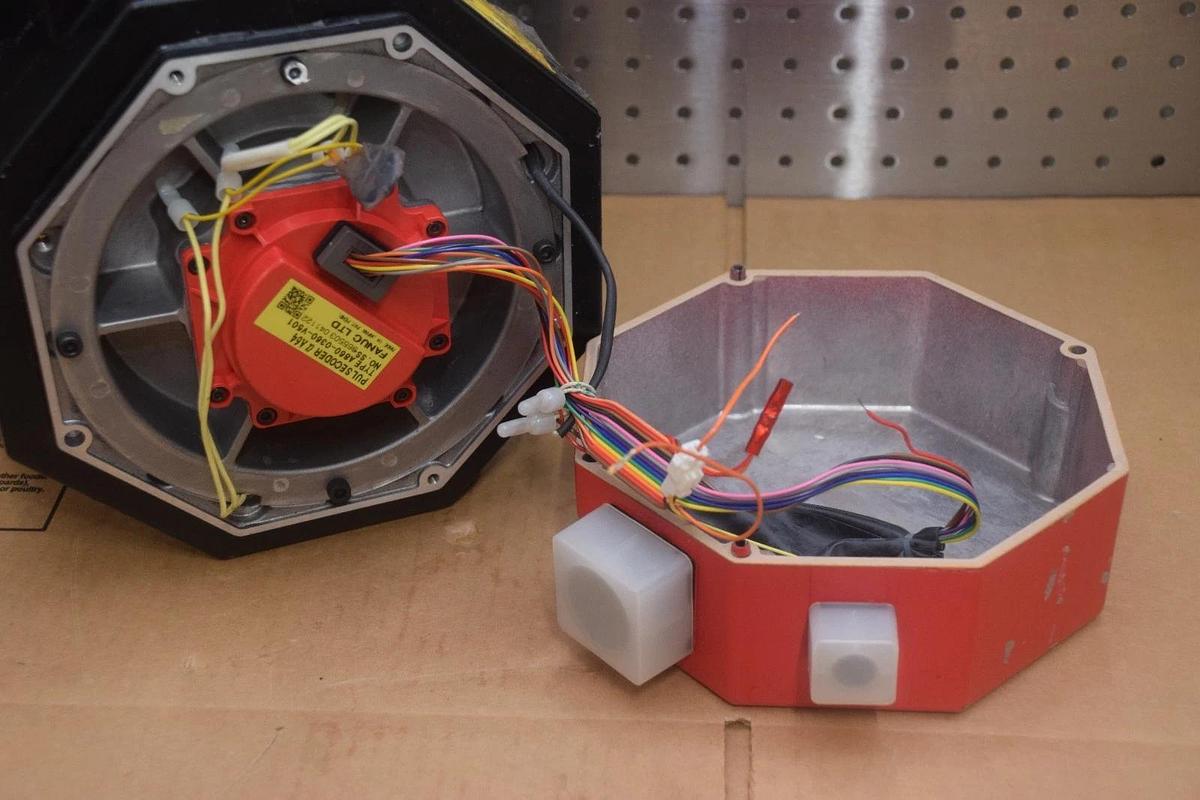 FANUC Servo Motor 10F/2000 A06B-0355-B756 W/ PULSECODER A860-0360-V501AC (NOS)