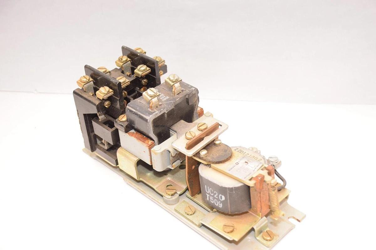 Used GE / GENERAL ELECTRIC CR2810A15AT2 Machine Tool Relay 115v coil