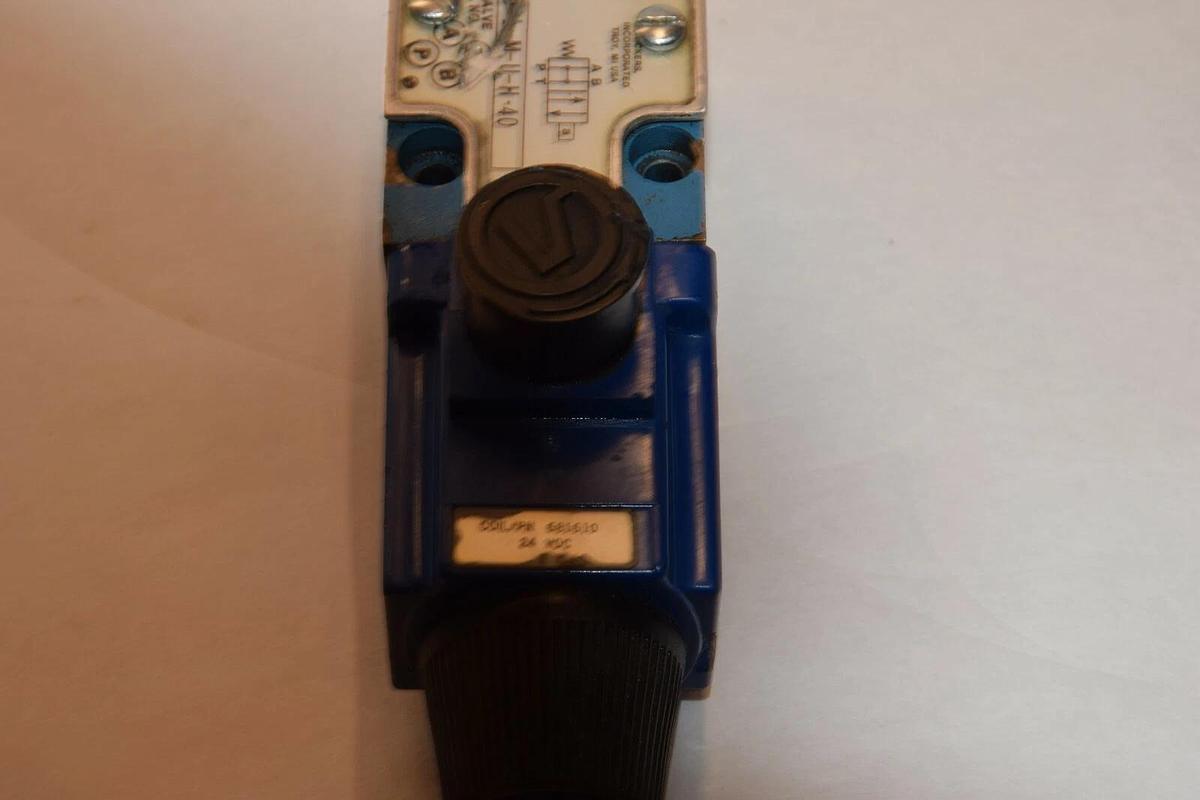 (Nos) Vickers Directional Control Valve DG4V-3-0B-L-M-U-H-40  24VDC Coil