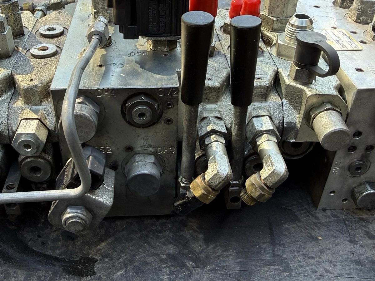 Used Altec 990292145, DB5195.800 Hydraulic Valve Block 7 spool Valve