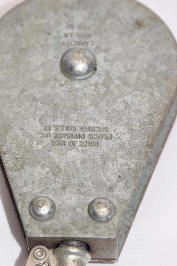 Used BLOCK DIVISION 1550lb 703kg Swivel Hook Pulley 3-1/2"