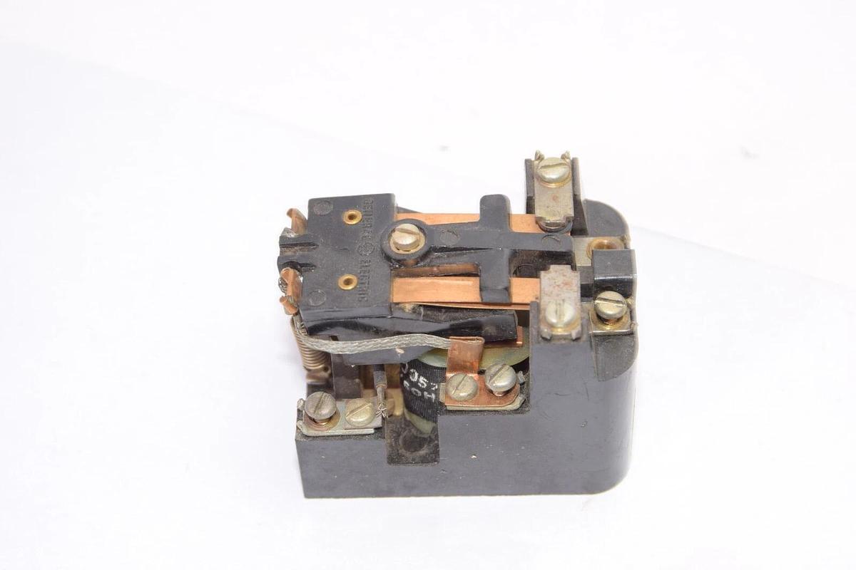 Used GENERAL ELECTRIC CR2790E100A2 115V 60Hz 10A Relay *Chip*