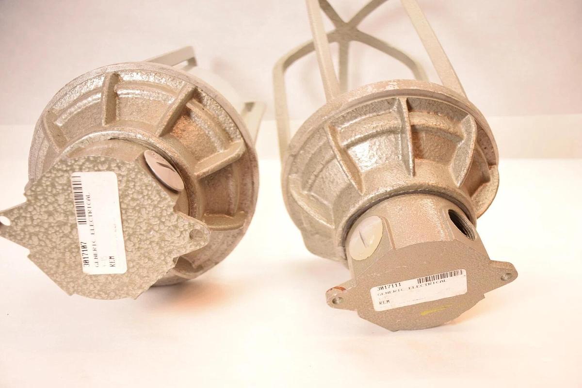 Used (NEW - Lot of 2) GE GENERAL ELECTRIC Y-15 , Y15 , 3017111 REM Light Fixture