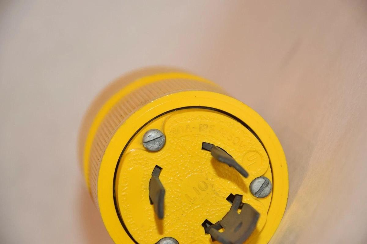 NEW GE GENERAL ELECTRIC L21 20A 120/208V 3 PHASE LOCKING PLUG