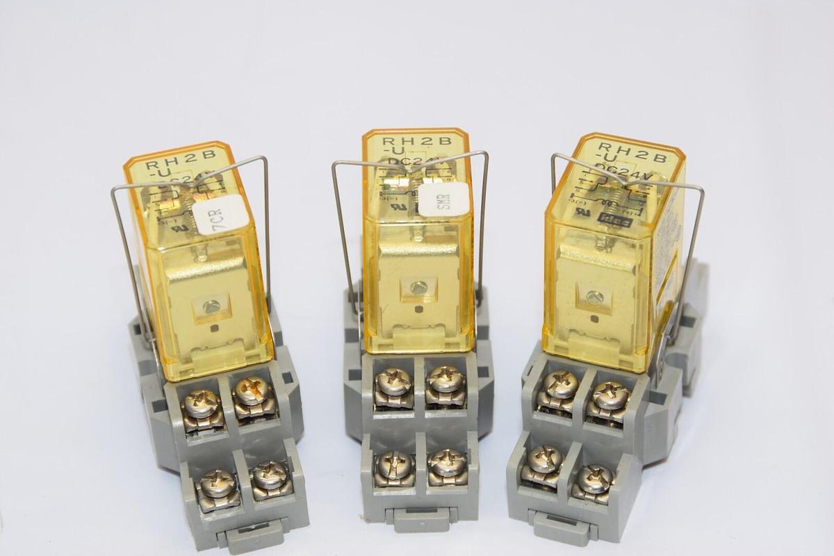 (NEW - Lot of 3) IDEC SH2B-05 10A 300V Base With RH2B-U 24Vdc Relay