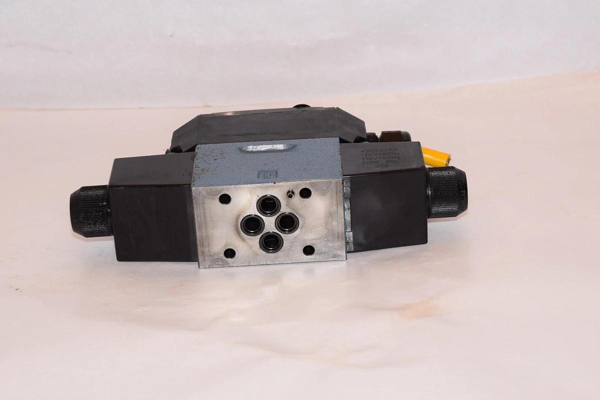 Used CONTINENTAL HYDRAULICS VSD03M-3A-GB-60L-A 120/110V 24/26W Directional Valve