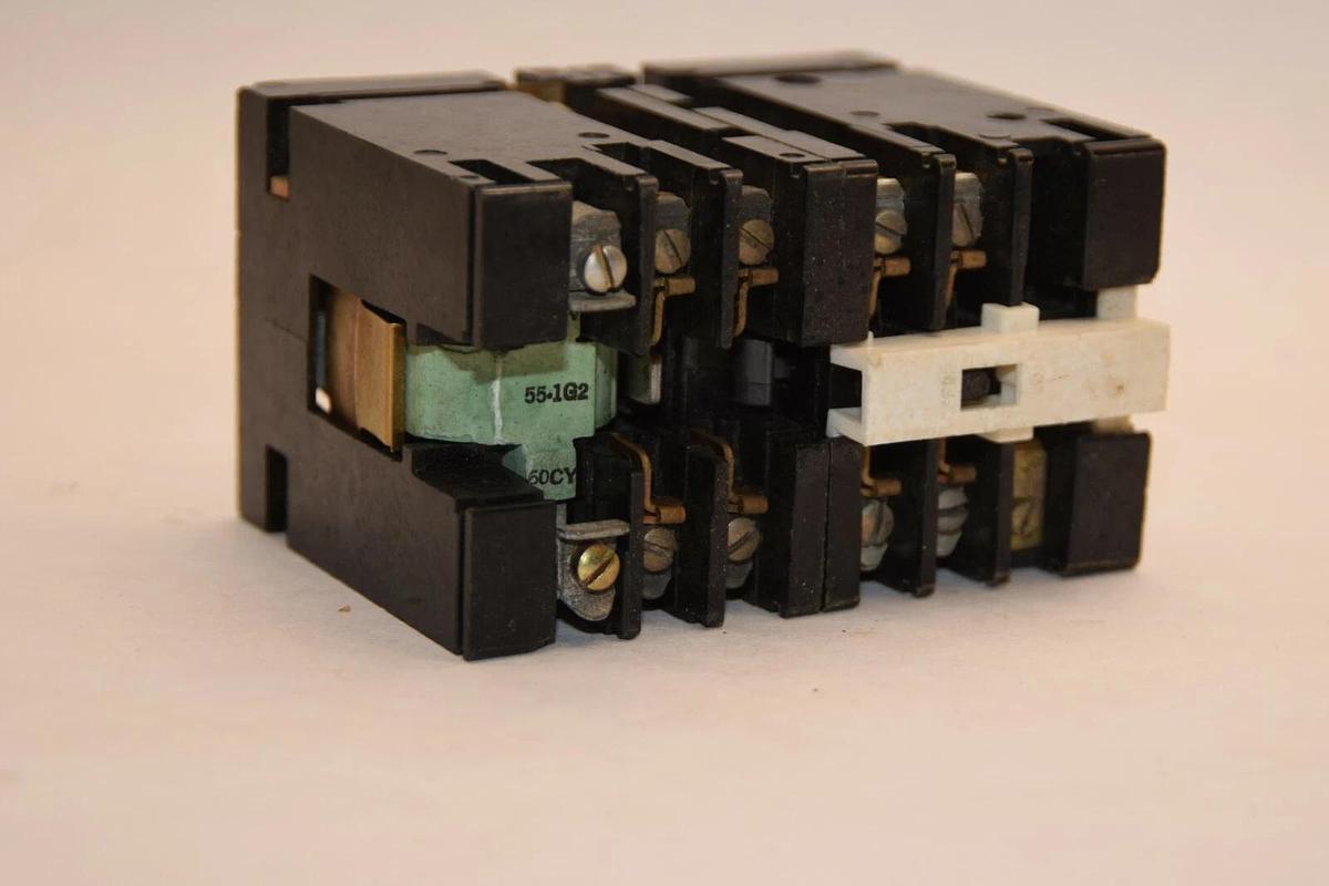 Used GENERAL ELECTRIC CR122A04302AA 115V 60Hz 360V 10A Series A Industrial Relay