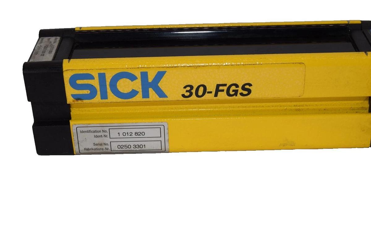 Used SICK FGSE150-23 24V 30mm 30-FGS Receiver Light Curtain *AS IS - Cracked Lens*