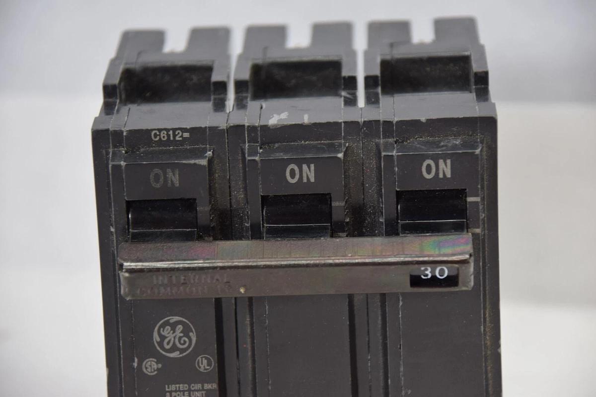 (NEW) GE GENERAL ELECTIRC RV-2937 , E11592-C 3 Pole 30Amp Circuit Breaker