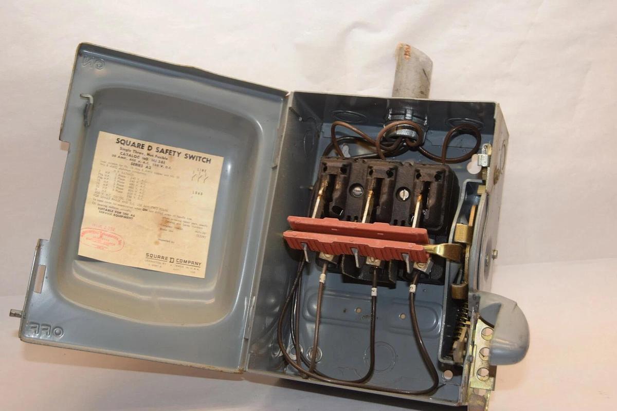 Used Square D 30 Amp single throw Safety Switch 600 V HU-361 series A2 30A 30 A