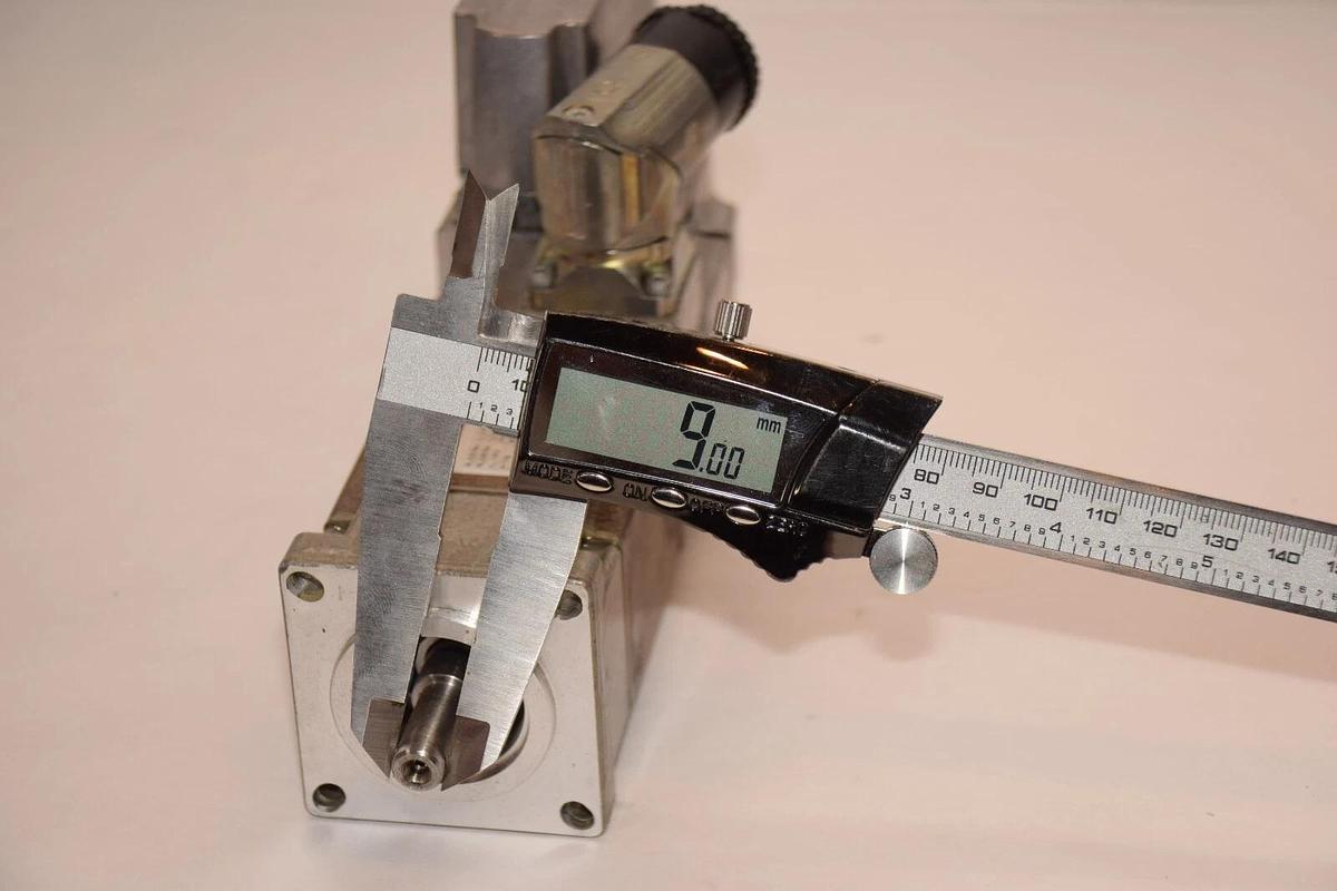 SIEMENS 1FK7022-5AK71-1DG0 ,  1FK7022-5AK71 9mm Shaft Servo Motor