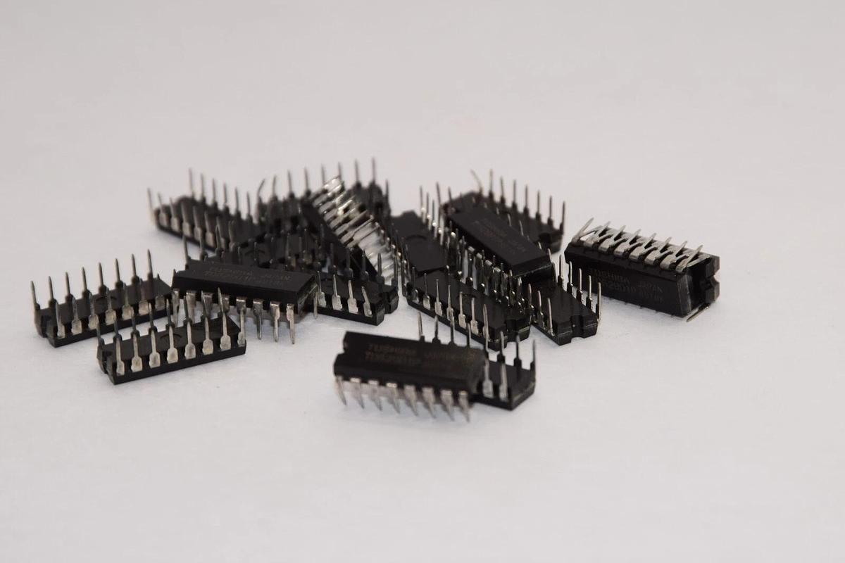 (NEW - Lot of 17) TOSHIBA TD62901P 16-Pin Semi-Conductor