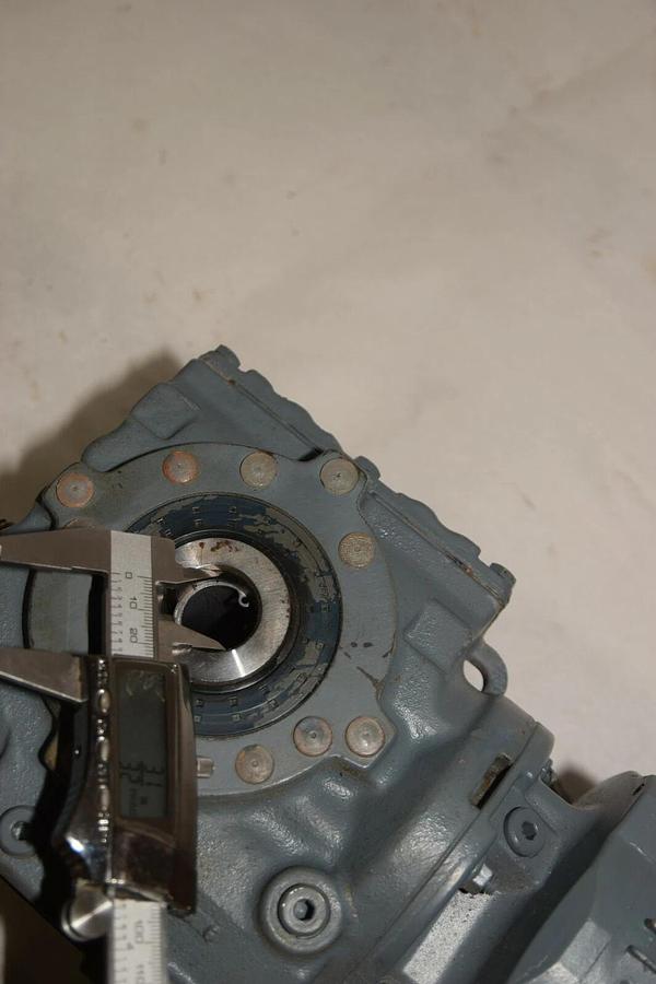 Used SEW-EURODRIVE SAF47DRN80M4  90.7383692401.0001.16  220 380V