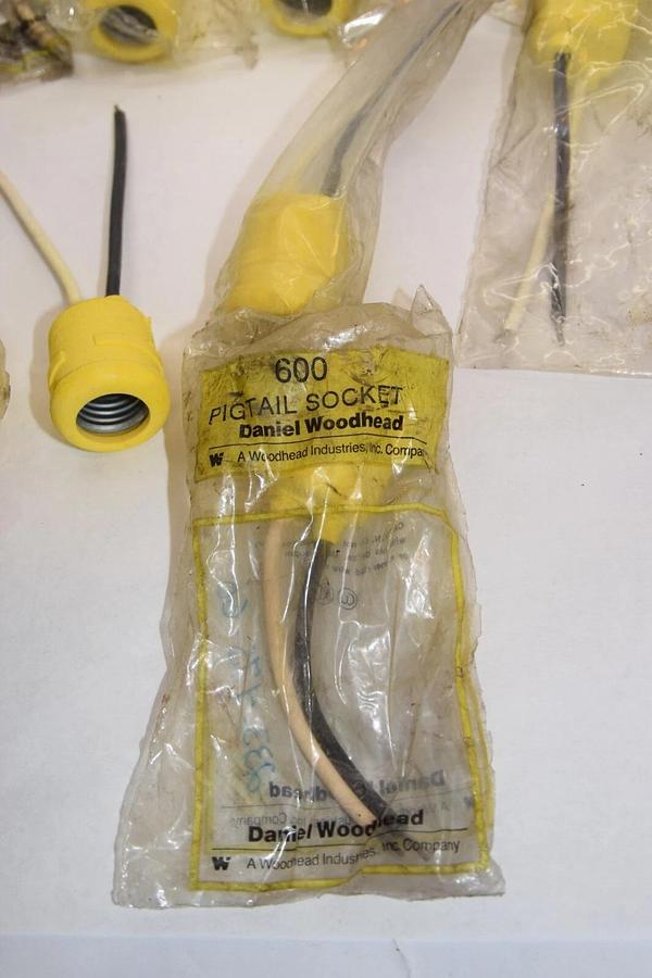 (NEW - Lot of 10) DANIEL WOODHEAD 600 233-475-60 E Pigtail Socket