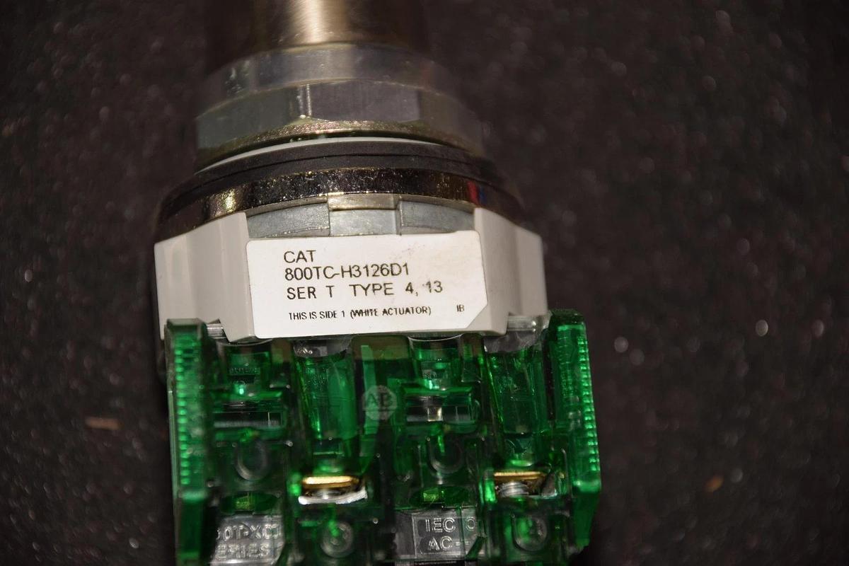 ALLEN BRADLEY 800TC-H3126D1 SERIES T 2 POS SELECTOR SWITCH WITH KEY NEW