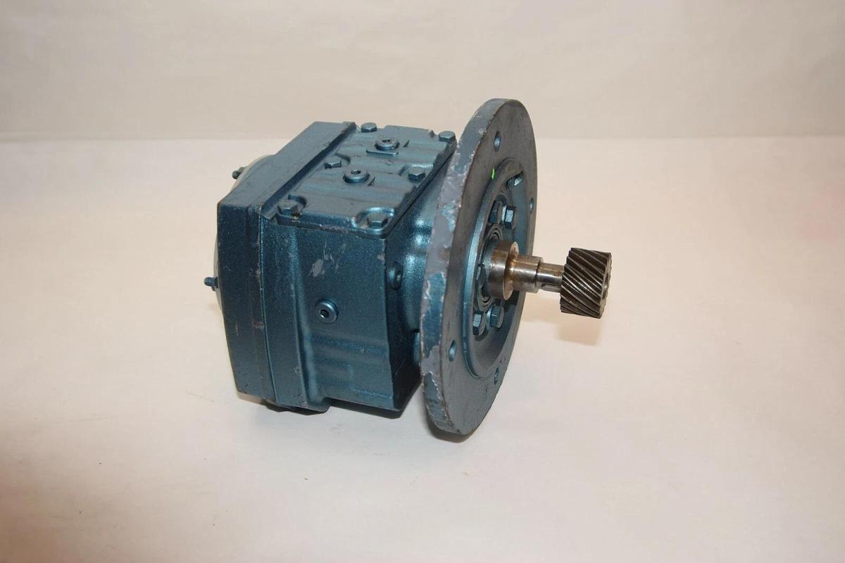 (NEW) SEW-EURODRIVE RF37A-KS Ratio: 6.67 1270lb-in 5/8" Gear Box / Speed Reducer