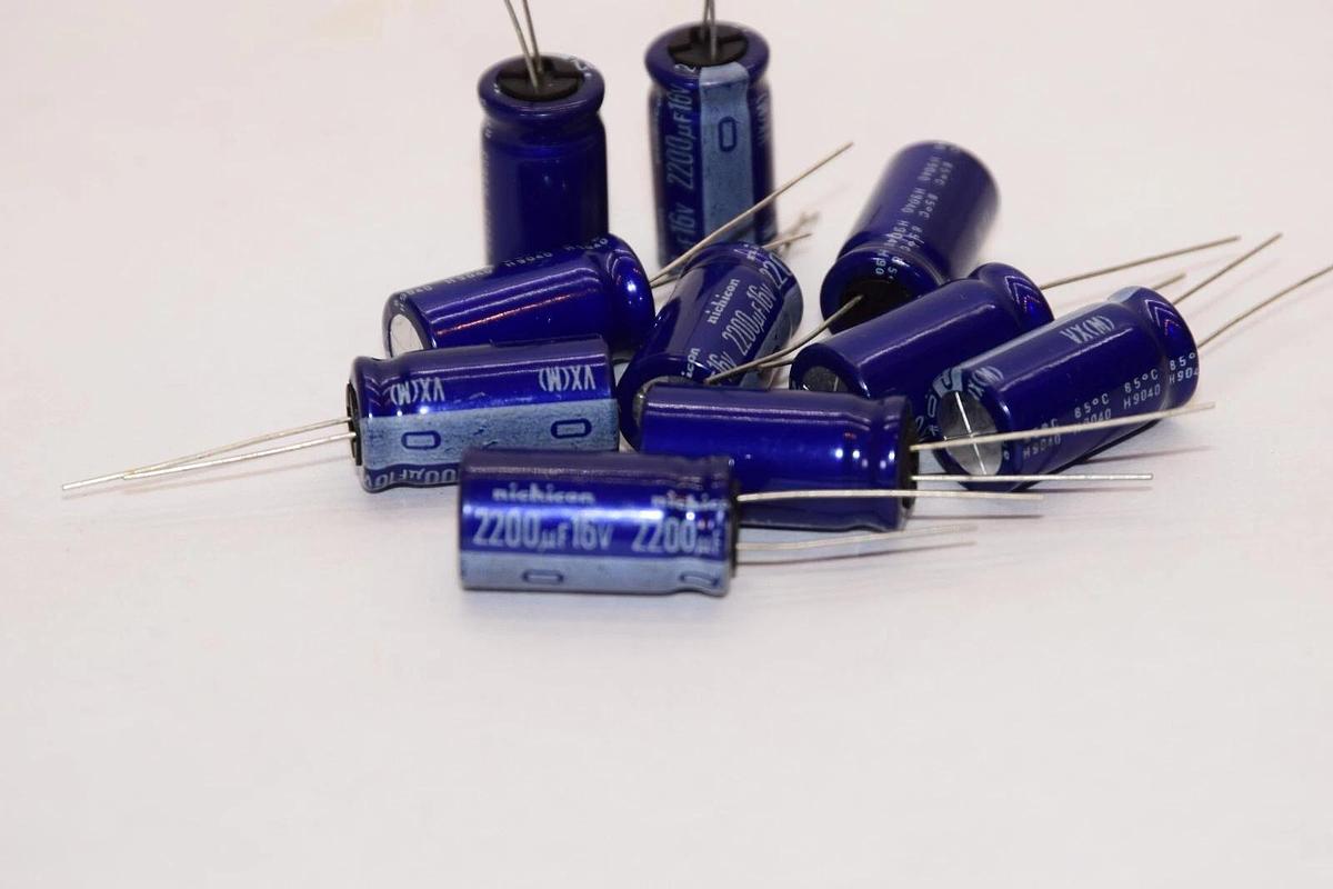 (NEW - Lot of 10) NICHICON CAPACITOR 2200uf 16V H9040 85C Capacitor