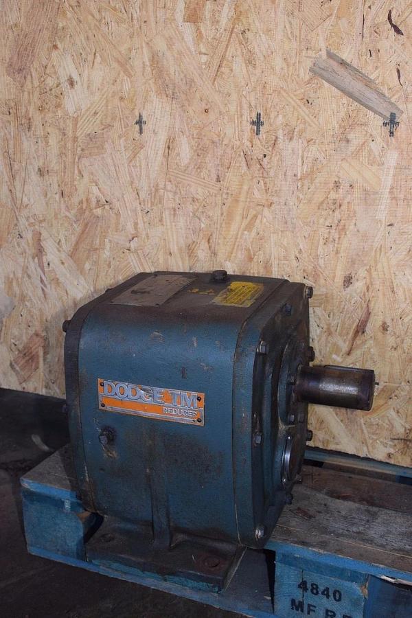 Used DODGE TM DR300 INLINE GEAR REDUCER 25.6:1 RATIO 7.42 HP T10309 XL