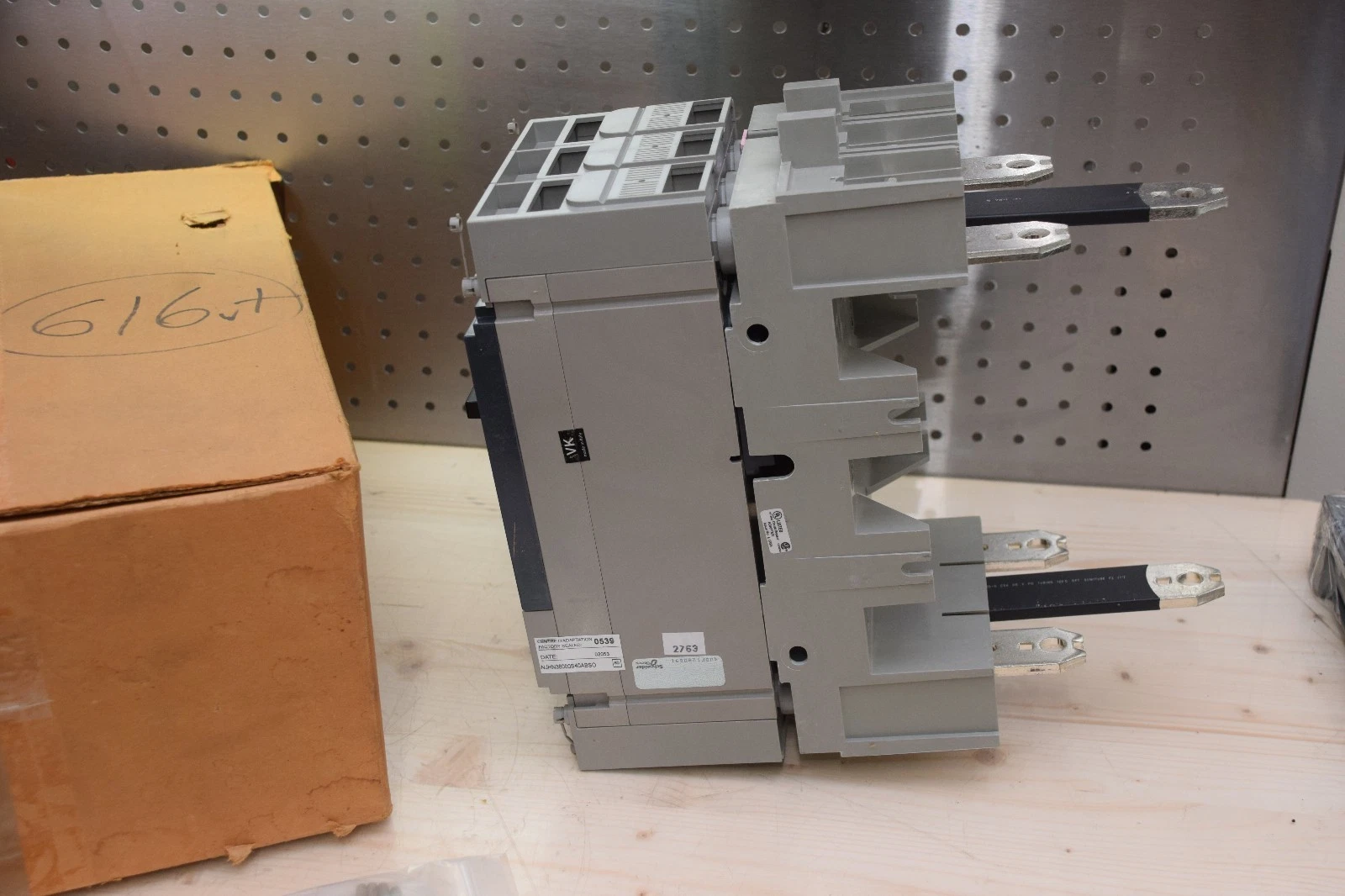 MERLIN GERIN Compact NJHN36000S40ABSO 400A Breaker 400 AMP 3 Pole NSJ400 A (New)